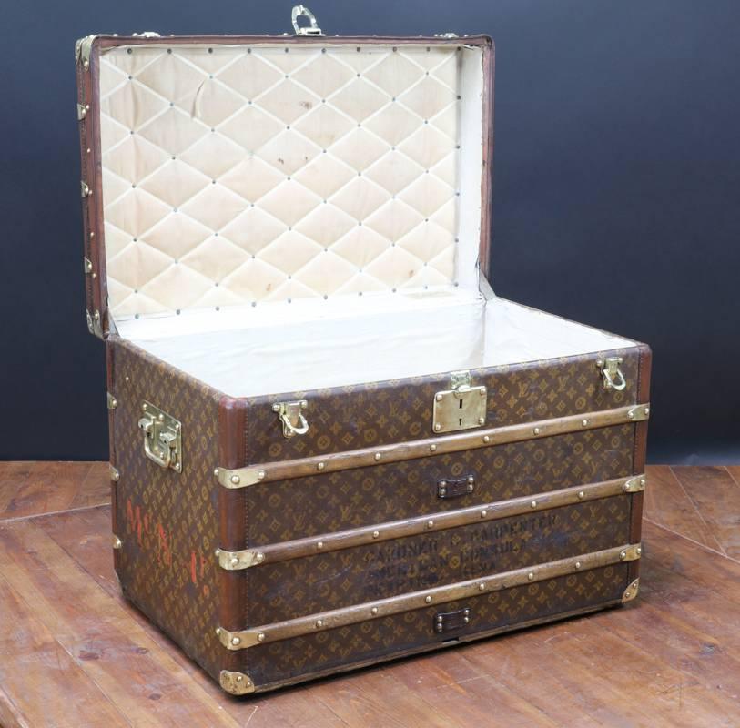 Louis Vuitton steamer trunk, with stencil monogram canvas

Solid brass jewelery

Brass handel

Natural leather border

Original inside with label

Dimensions in cm: 80 cm long X 56 cm high X 51 depth



 Malle courrier Louis Vuitton