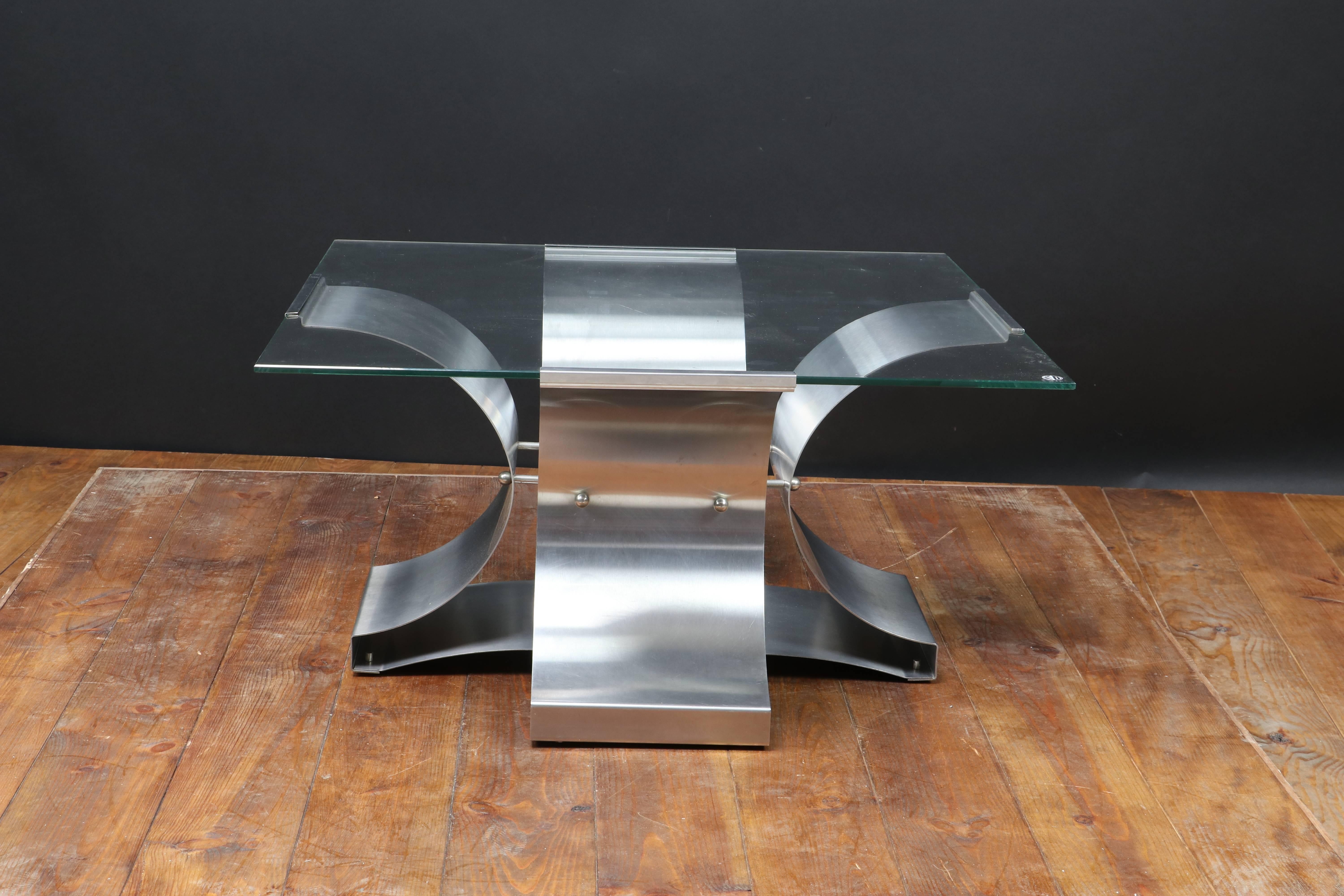 French table produced in the 1970s by Kappa and designed by Francois Monnet.
Stainless steel frame with glass top.
Good general condition, small chipping on the floor under the lock of the structure, visible in photos.
Dimensions: Width 90 cm x