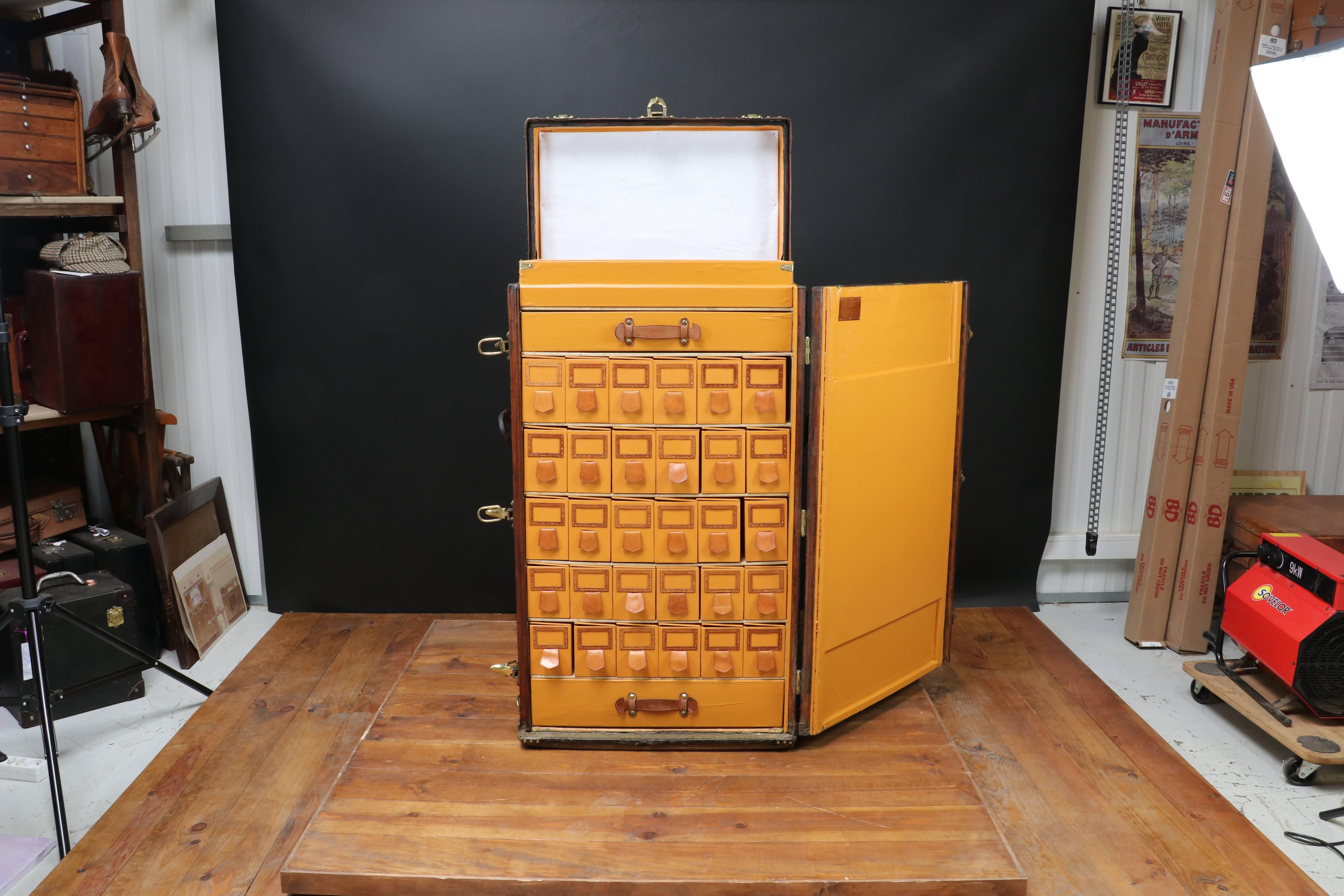 1930s Louis Vuitton Lilly Pons Leather Trunk 30 Pairs of Shoes (Französisch) im Angebot