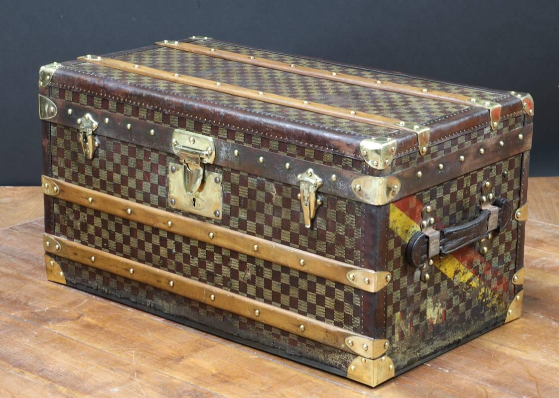 Damier Moynat trunk

Leather border 
Brass lock

One hasp miss
The bottom of the trunk is redone because it was destroyed
Size 72 wide X 36 height X 39 deep 


Malle Moynat Damier 

Cornieres en cuir naturel 

Bijouterie en laiton

1