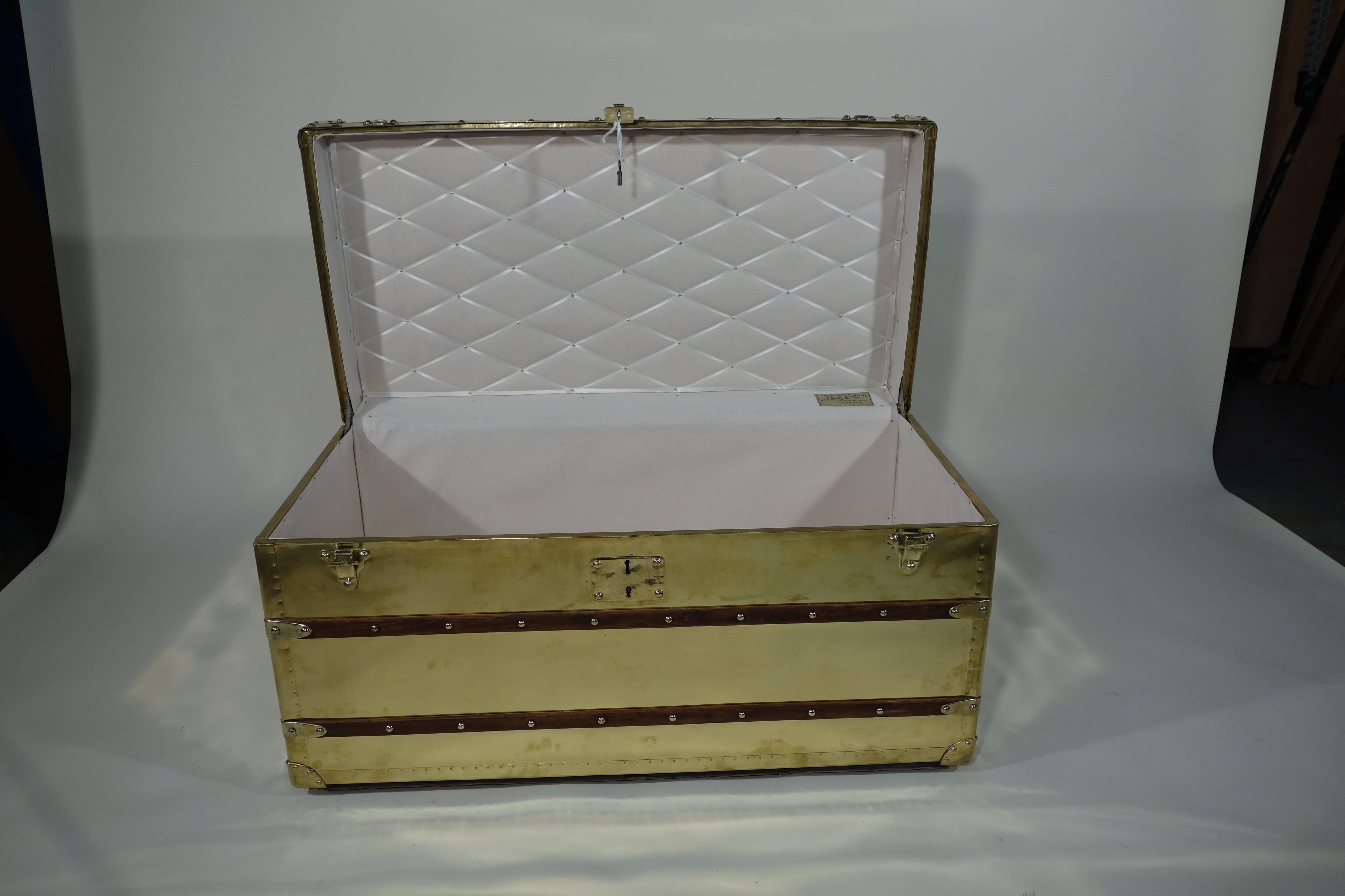 1890s Brass  Louis Vuitton Trunk In Excellent Condition For Sale In Haguenau, FR