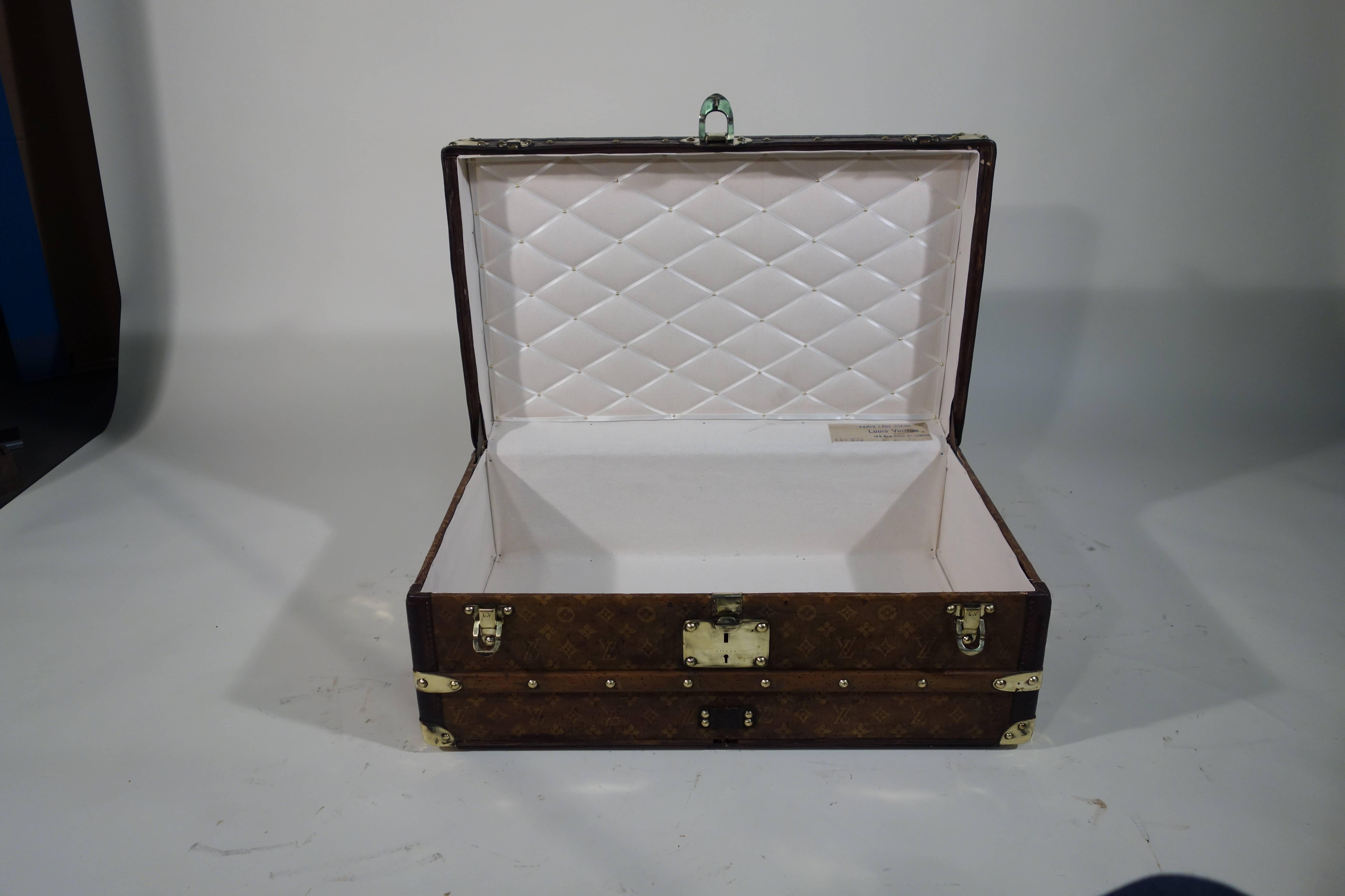Cabin trunk canvas woven Monogram from Louis Vuitton. 
Solid brass jewelry marked Louis Vuitton.
Leather border  ( not  lozine)  
Brass  handel  (  First  choice ) 
Interior entirely renovated with original labels.
Dimensions in cm: 80 cm long