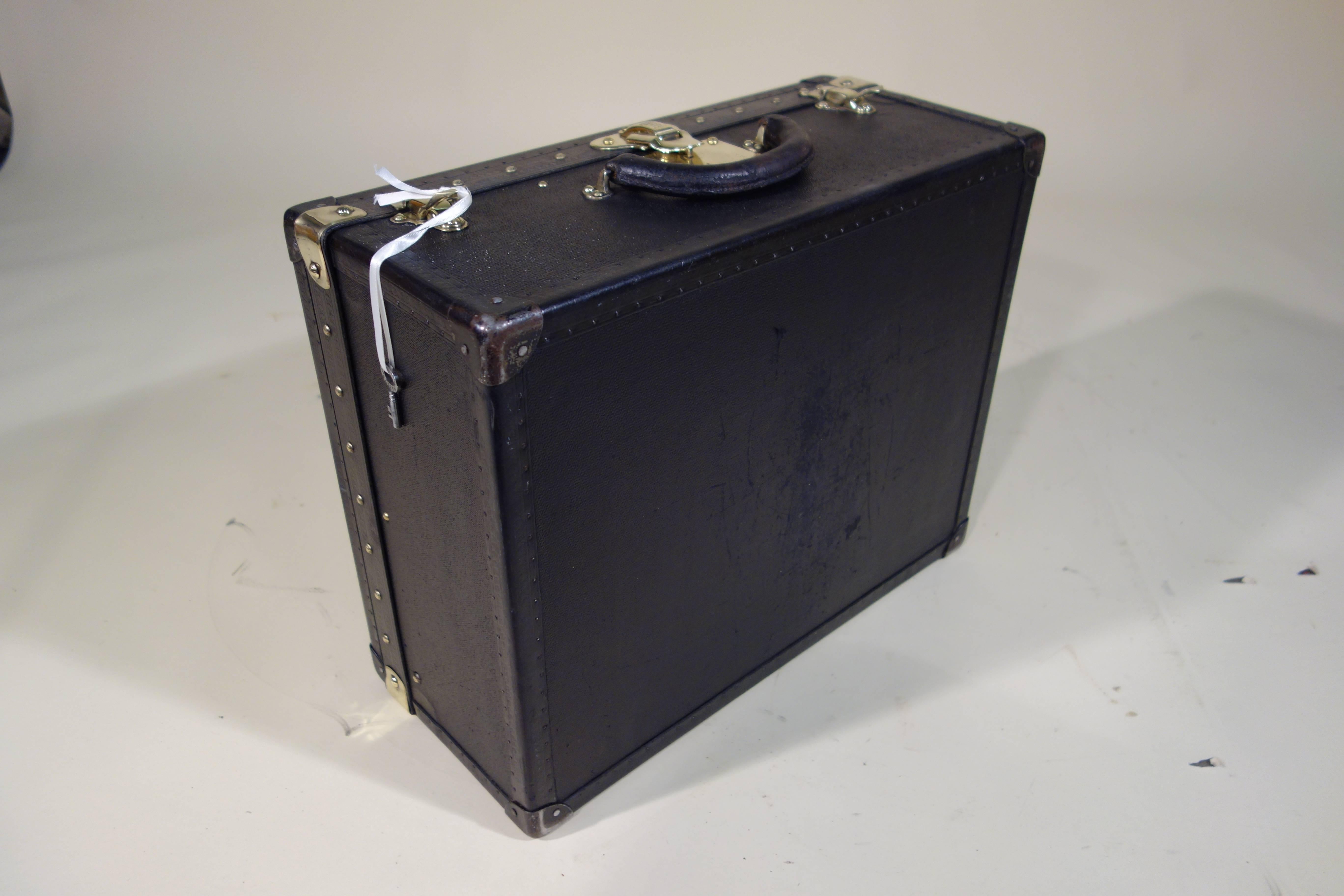 Louis Vuitton black leather suitcase

Massif brass for Lock and hasp

original inside

Original leather handel

Size in cm : 50 cm de Wide X 22 cm High X 39 cm deep

