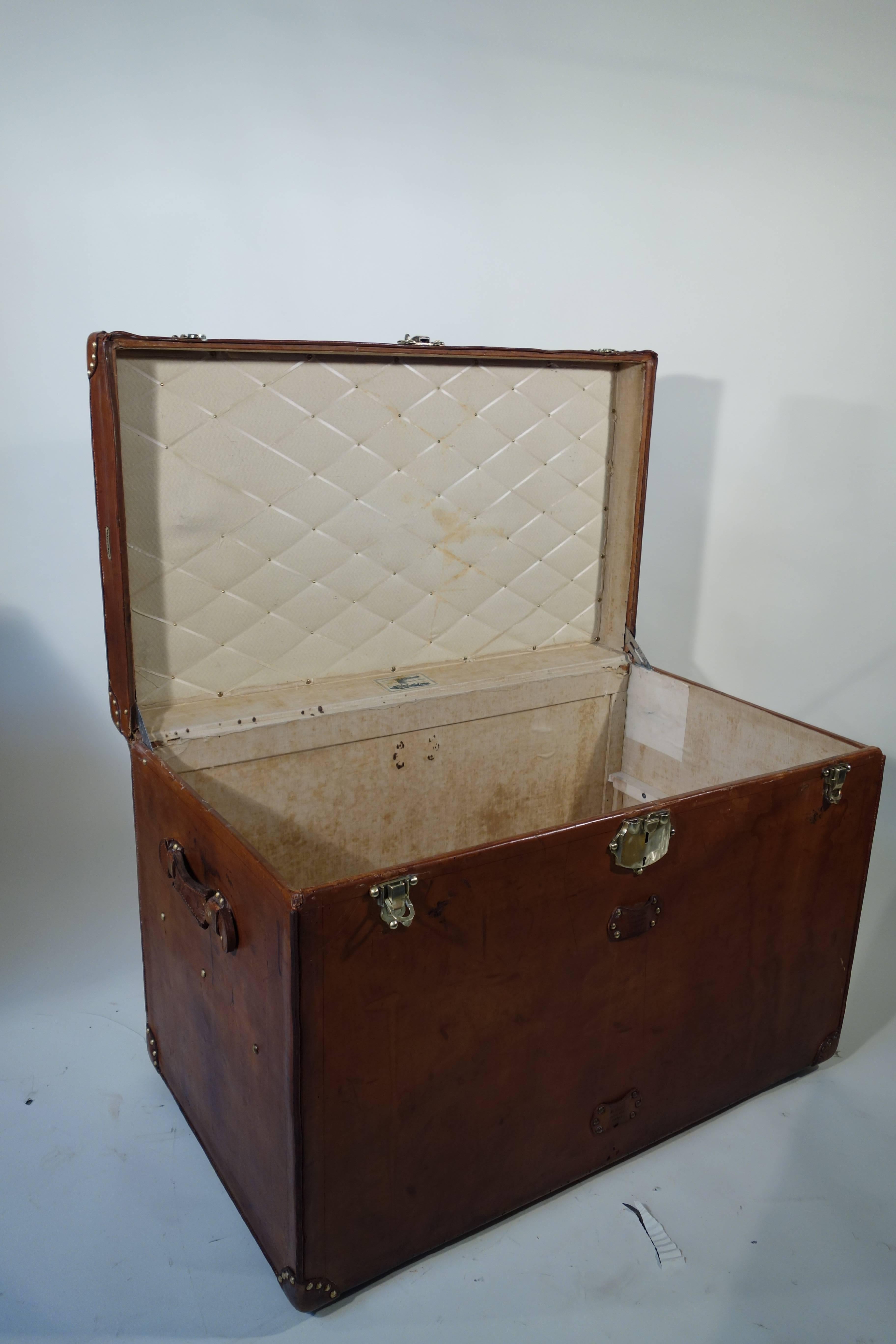 Nice and huge leather steamer trunk.
Natural leather. 
Brand: Au Depart, Paris. 

Original outside and inside. 
We can redone inside on demand for free (seven days time more before shipping). 

 

Size: cm 101 wide x 69 height x 59 deep.
 