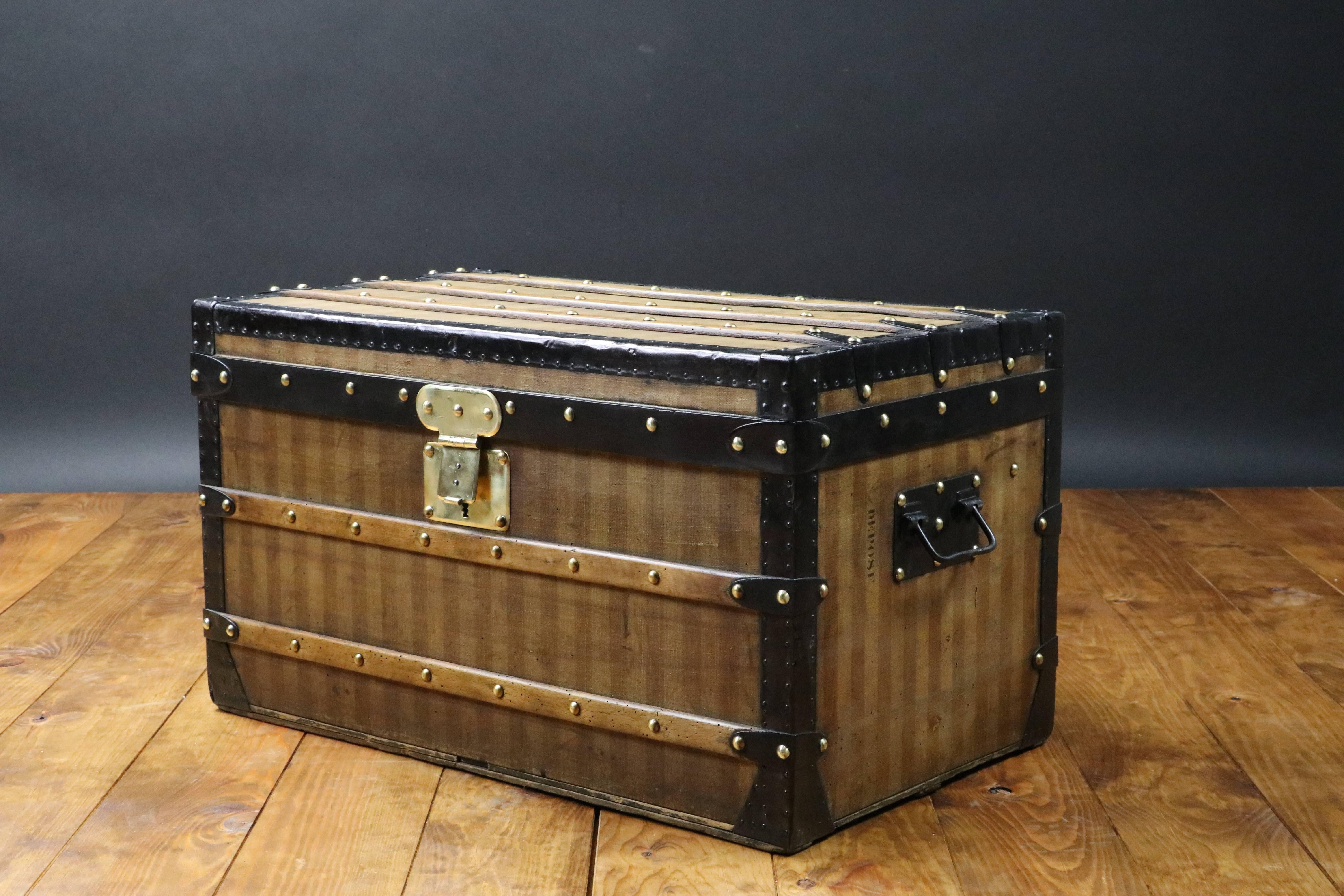 Louis Vuitton striped trunk.
Brass lock.
Steel handles.
Original inside.
A little part was change on the back
Bottom gray Trianon marked Vuitton,
1880 circa.
Size in cm 70 cm wide x 40 cm high x 41 cm deep.

All the trunks we sell have been
