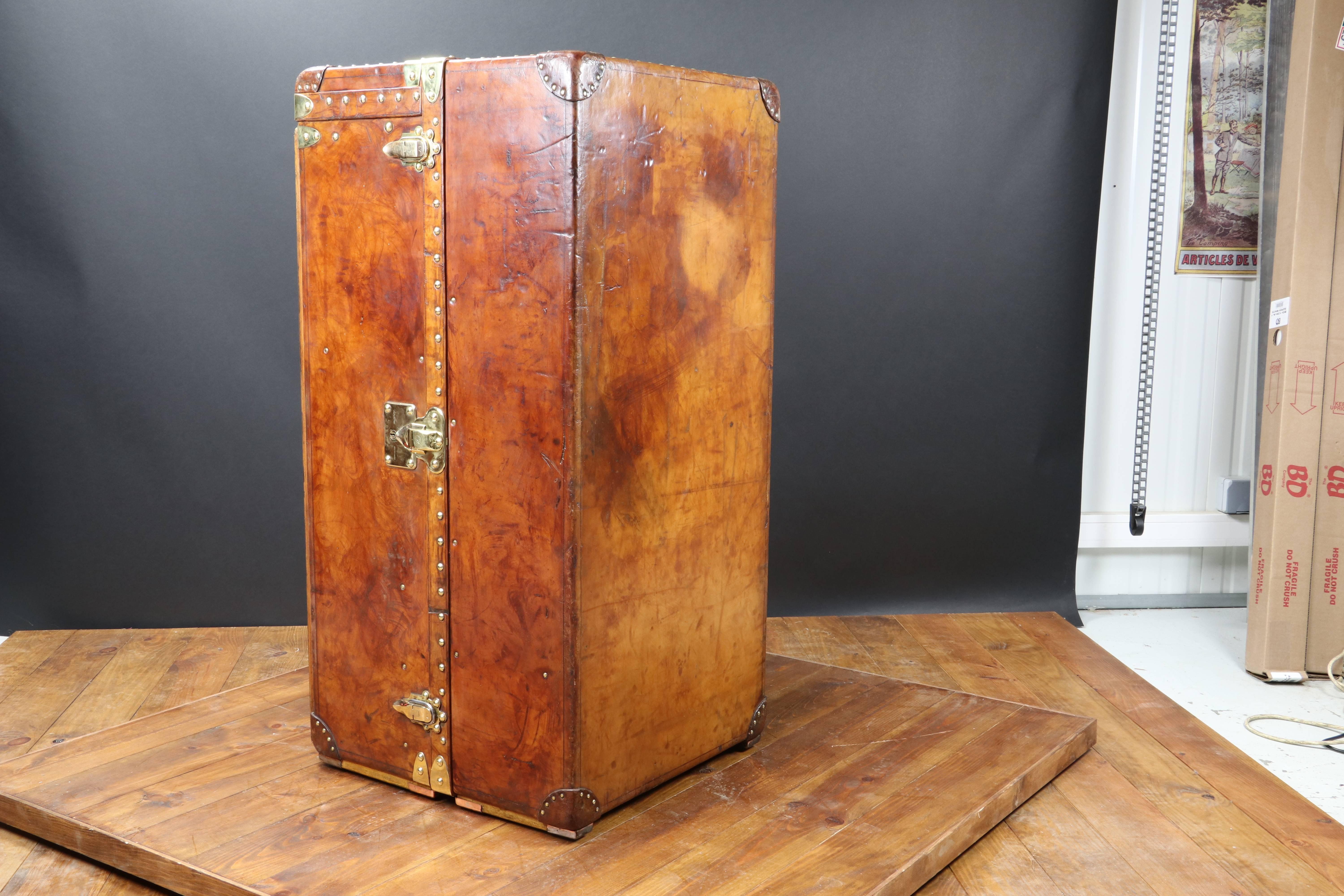 1920s Louis Vuitton Wardrobe Natural Leather Wonderful Patina In Excellent Condition In Haguenau, FR
