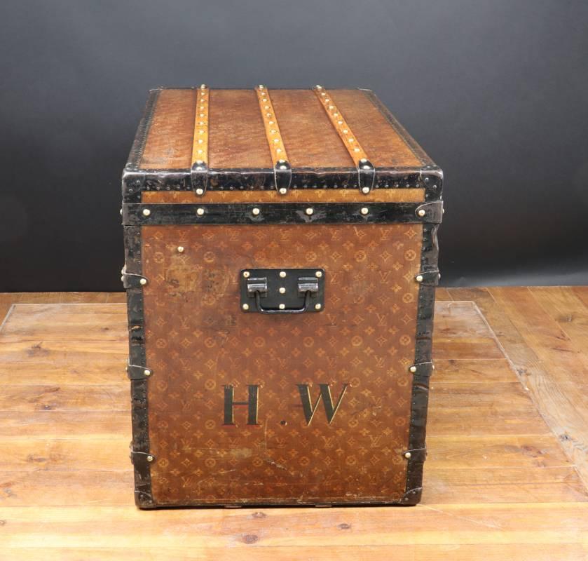 Louis Vuitton woven monogram canvas trunk 
Brass lock and nails 
Steel Handel 
This trunk is complete and never restored, only cleaned 
Size in en cm: 90 cm wide x 69 cm height x 58 deep


Malle Louis Vuitton monogram a toile tissé