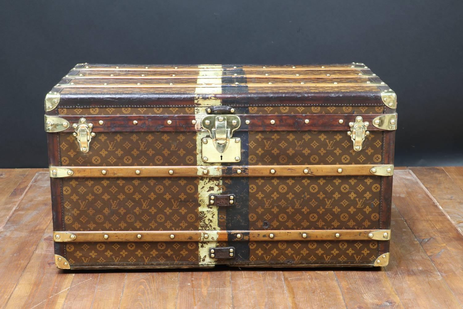 
Louis Vuitton Steamer   trunk  with key 
Stencil  canvas
All parts  are original  and  in  massif  brass
Leather  border 
Size  in cm  : 90 cm Wide  X 50  Height X 50  deep 



 Malle  Courrier Louis Vuitton monogram  au pochoir 
1ère série  avec 