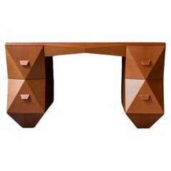 Scrivania in stile cubismo praghese