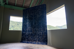 Tapis persan vintage noué à la main, fond bleu vieilli avec motif abstrait