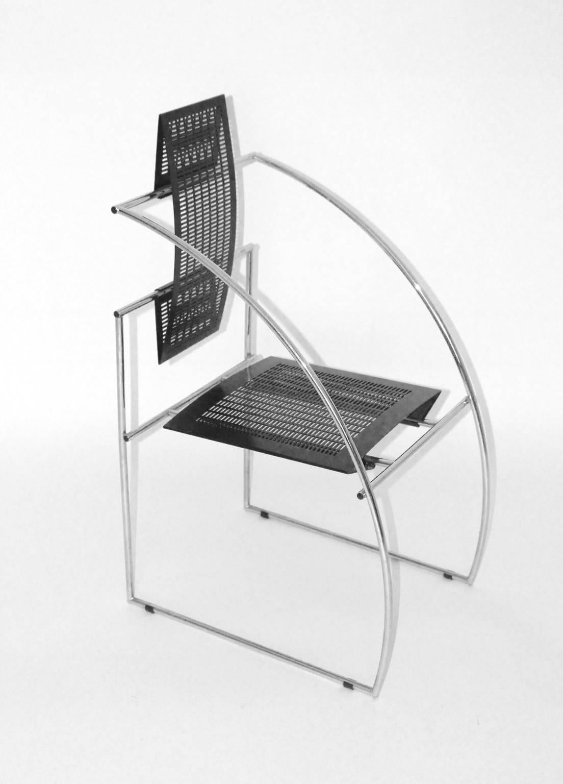 Postmoderner Satz von sechs Sesseln oder Esszimmerstühlen, entworfen von Maria Botta 198, Italien, und ausgeführt von Alias, Italien.
Das Stahlrohrgestell nimmt Kontakt zu Sitz und Rückenlehne aus gelochtem Schwarzblech auf und bildet so diese