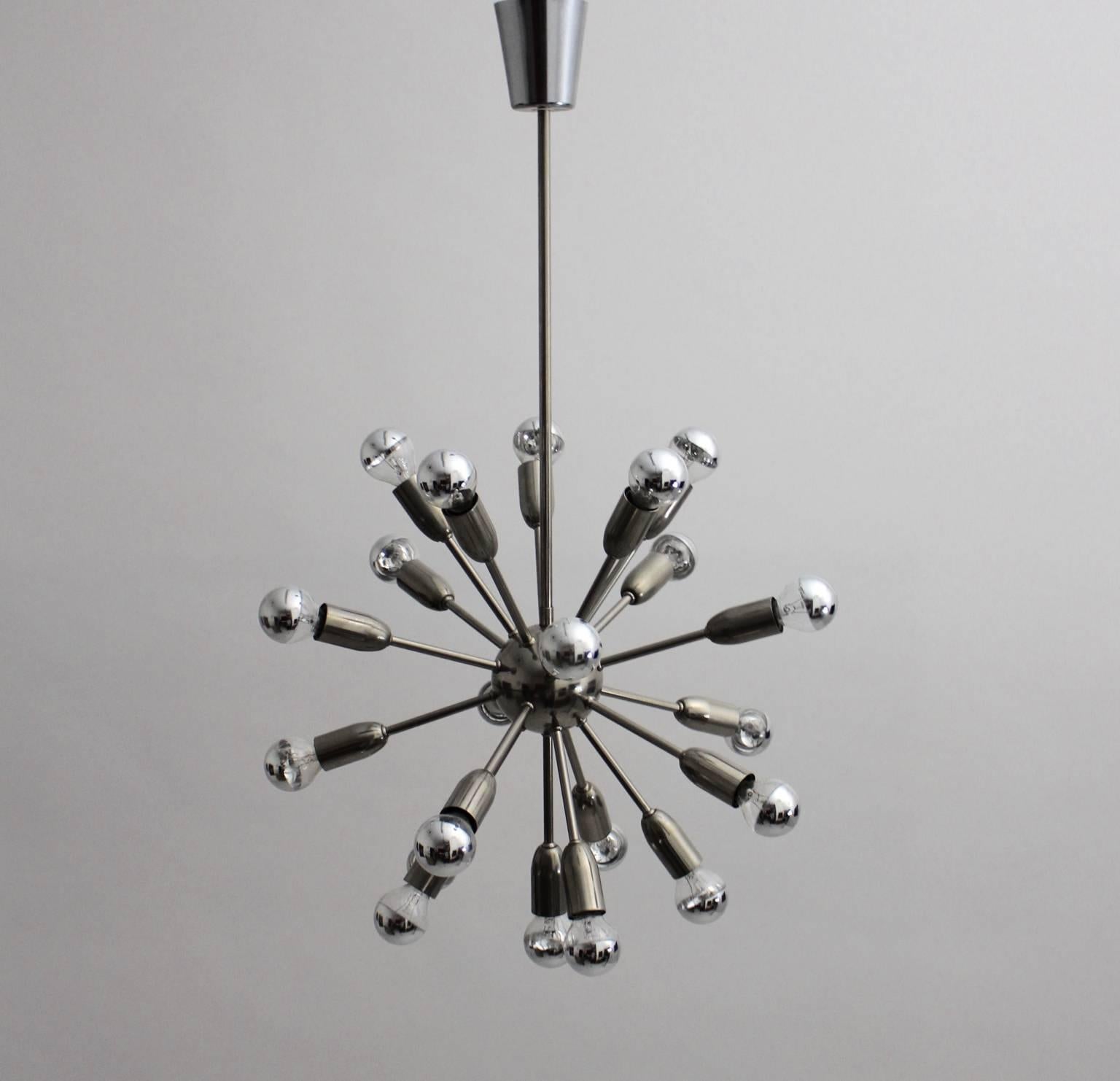 Mid Century Modern Metal Sputnik Vintage Chandelier 1960s Italy In Good Condition For Sale In Vienna, AT