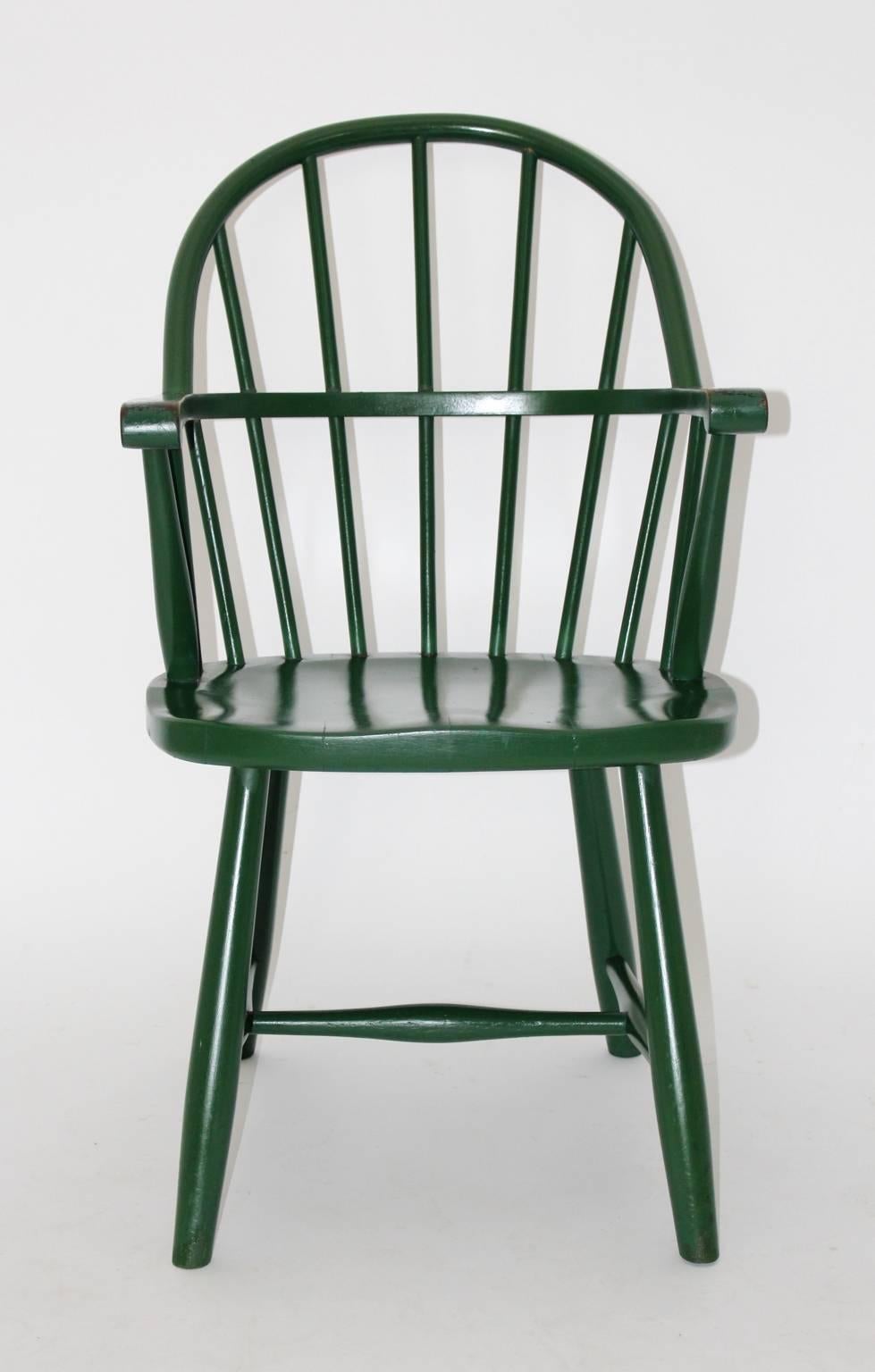 The set of five armchairs was made of green lacquered beechwood and shows a very good original vintage condition.
Josef Frank designed this type of windsor chair for his interior firm Haus und Garten circa 1925.
Also this type of windsor chair was