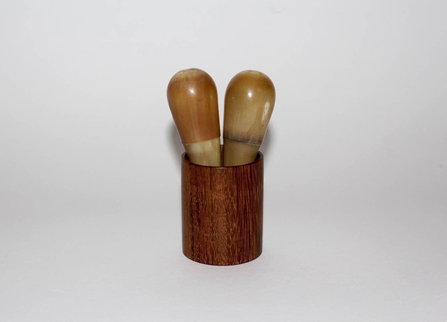 Cette salière et poivrière présentée dans une coupe en bois présente un grand design de Carl Auböck, Vienne 1950s.
Deux shakers en corne, que l'on a plaisir à tenir en main, et une tasse en bois composent cette vaisselle délicate.
L'état vintage est