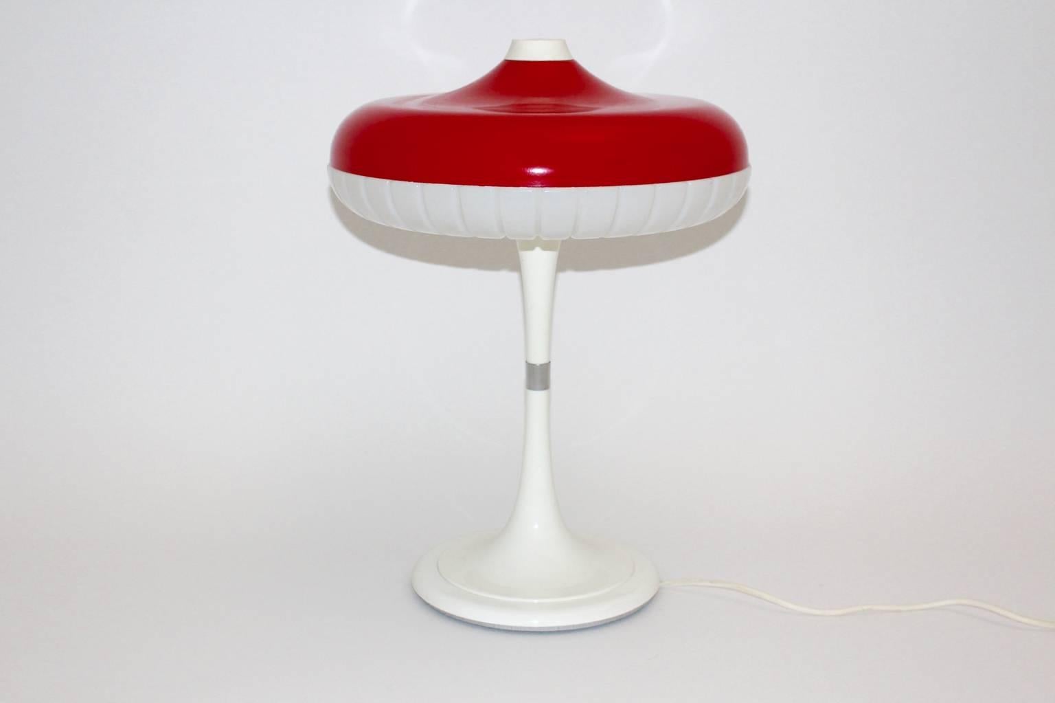 Space Age vintage table lamp mushroom like Siform by Siemens 1960s, Germany.
A gorgeous table lamp model Siform in red and white color from plastic by Siemens, 1960s Germany
This iconic and authentic design from the Space Age era lights with