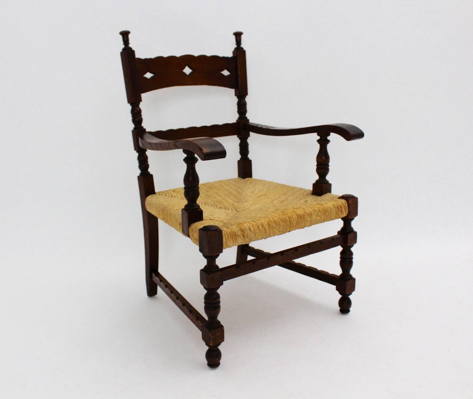 Un merveilleux fauteuil de l'ère Art Déco conçu par Oskar Strnad attribué à Vienne en Autriche, vers 1925.
Bois de frêne massif sculpté et tourné.
Siège tissé en cordon.
Condition très vintage.
2 pièces sont disponibles. Veuillez choisir votre
