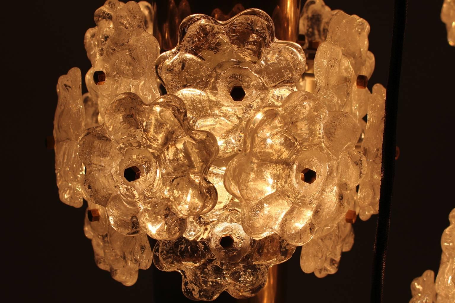 Milieu du XXe siècle Lustre en laiton moderne mi-siècle avec fleurs en lucite, Autriche, années 1960 en vente