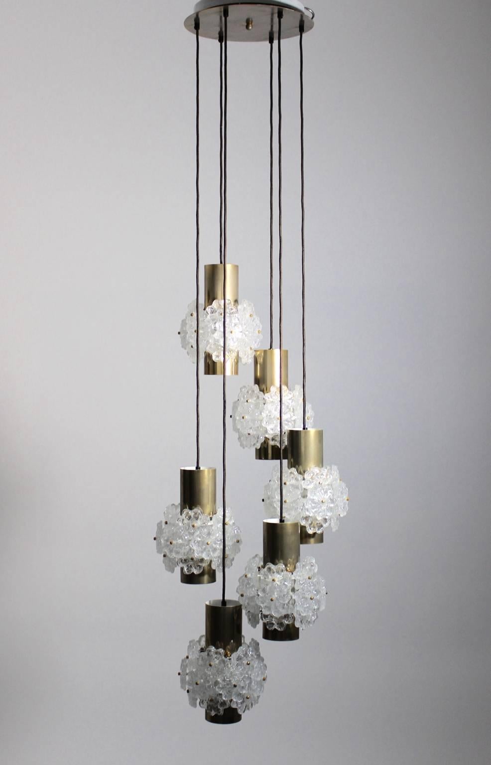 Charmant lustre en laiton de style moderne du milieu du siècle avec six lampes suspendues, chacune décorée de dix-neuf fleurs en lucite.
Le lustre comporte six douilles E 27 et présente une belle patine.
Très bon état vintage
mesures approximatives