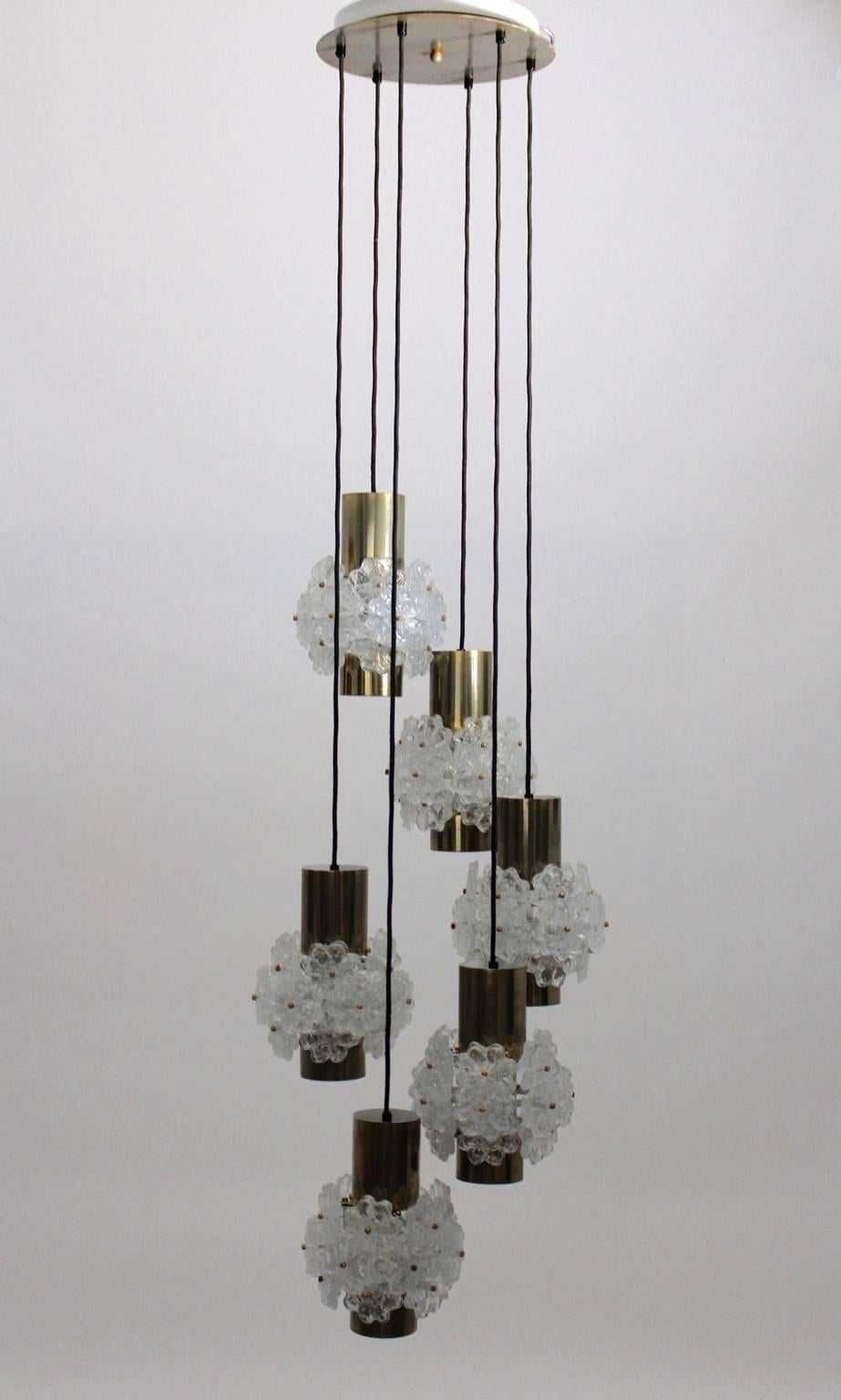 Autrichien Lustre en laiton moderne mi-siècle avec fleurs en lucite, Autriche, années 1960 en vente