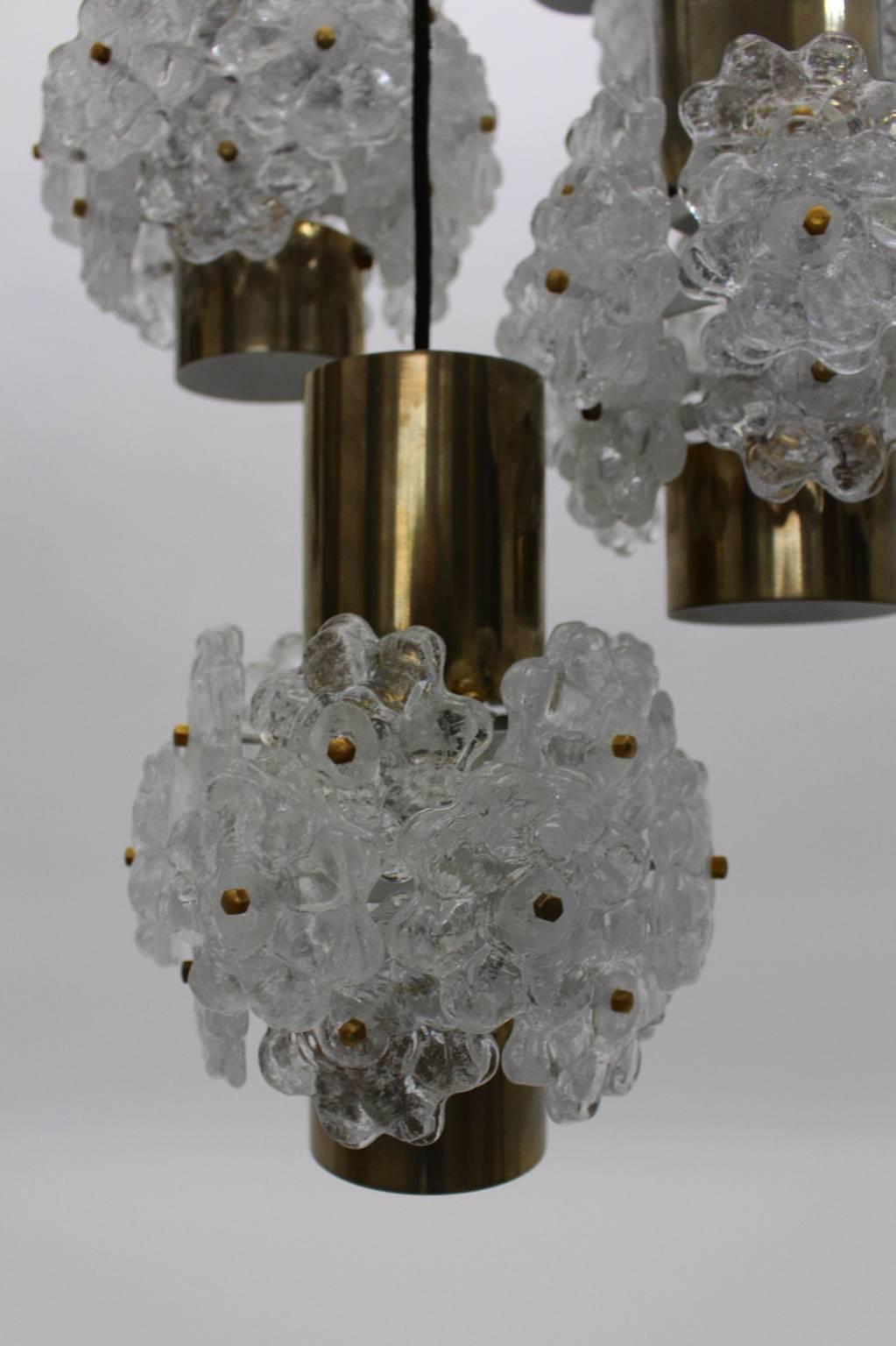 Lustre en laiton moderne mi-siècle avec fleurs en lucite, Autriche, années 1960 en vente 3