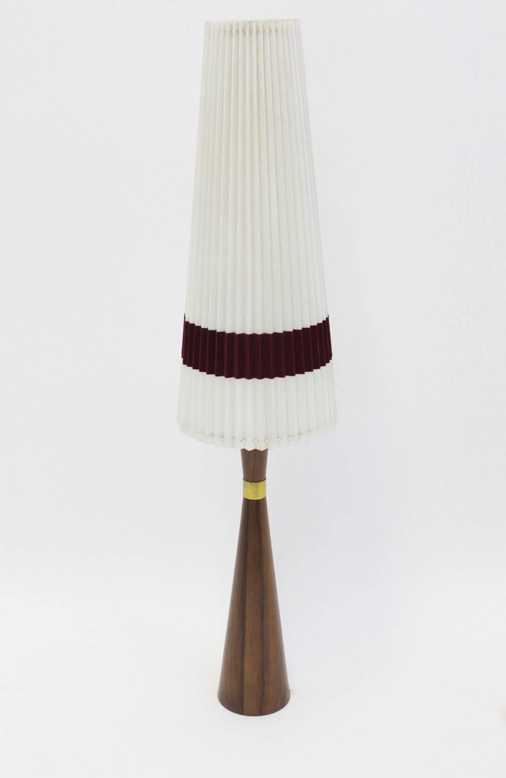 Placage Lampe de bureau scandinave moderne vintage en teck et laiton, circa 1960 en vente