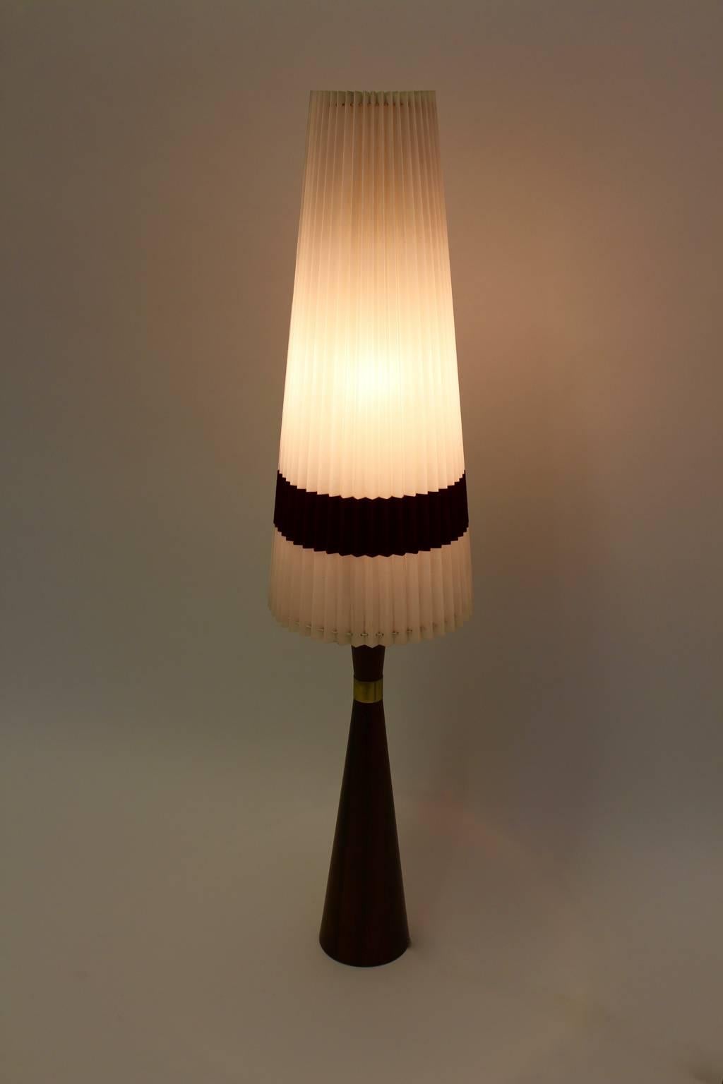 Scandinavian Modern Vintage Teak and Brass Table Lamp circa 1960 In Good Condition For Sale In Vienna, AT