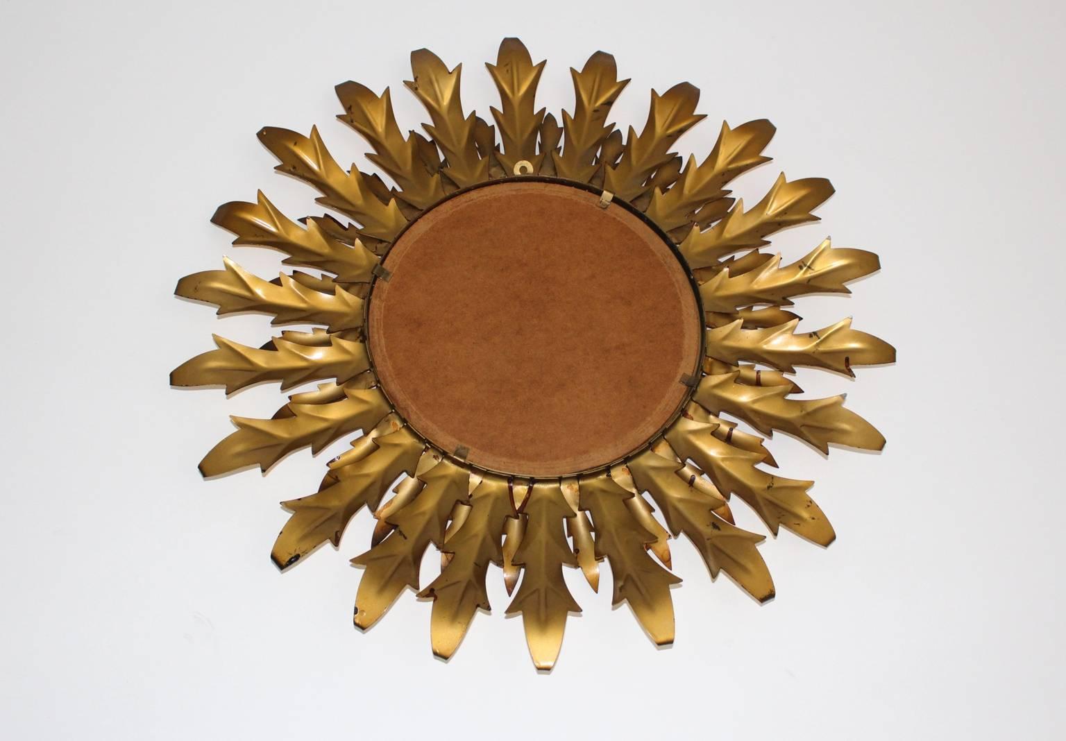 Mid-Century Modern vergoldeter Metall-Wandspiegel mit Sonnenschliff, Italien 1960 im Angebot 1