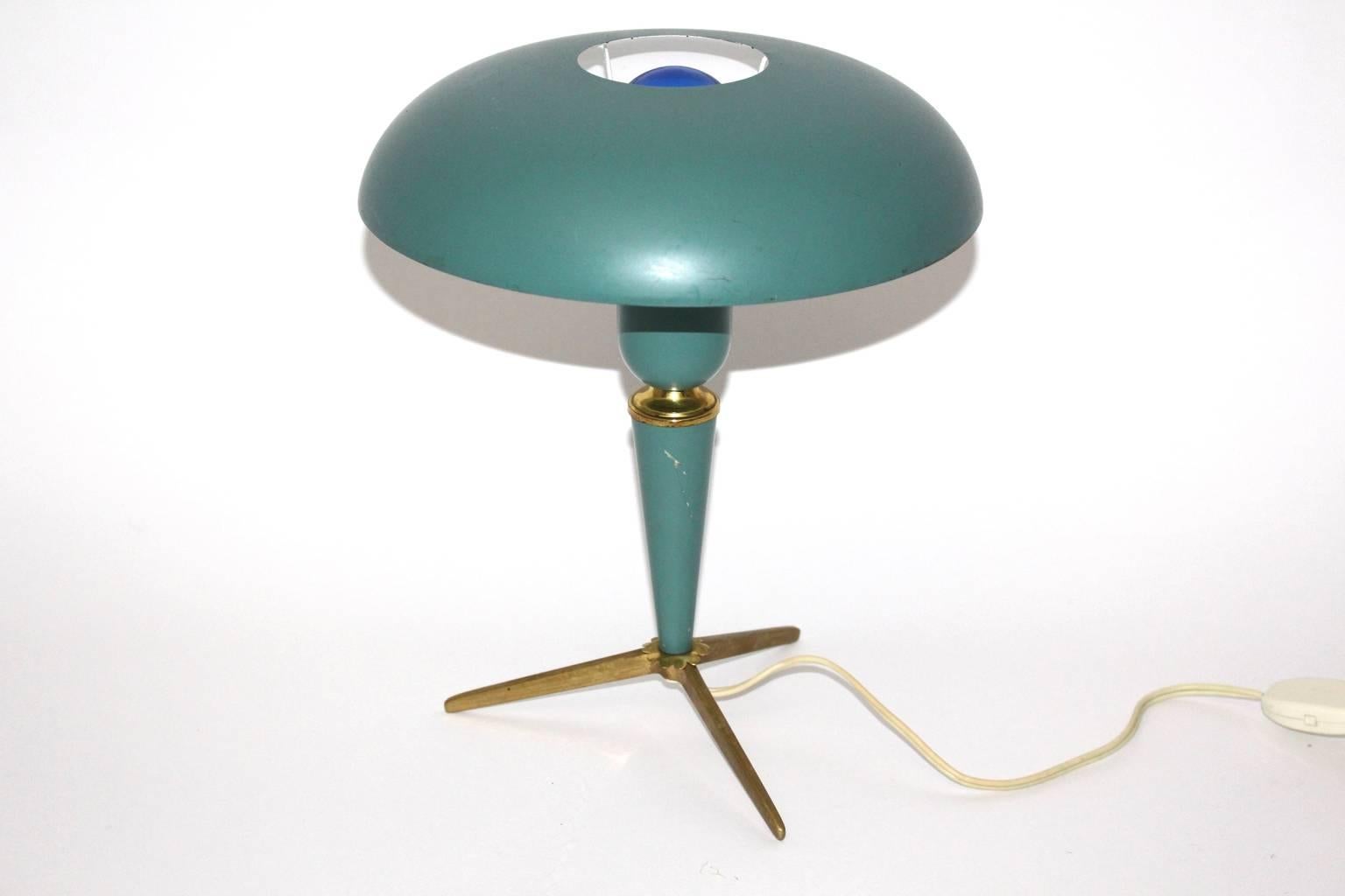 Eine blau-grüne dreibeinige Tischlampe aus der Mitte des Jahrhunderts, entworfen von Louis Kalff, 1958 für Philips, Niederlande. (Papierlabel innen).
Dieses Modell wurde für die Weltausstellung in Brüssel, Belgien, 1958 entworfen.
Der Vintage