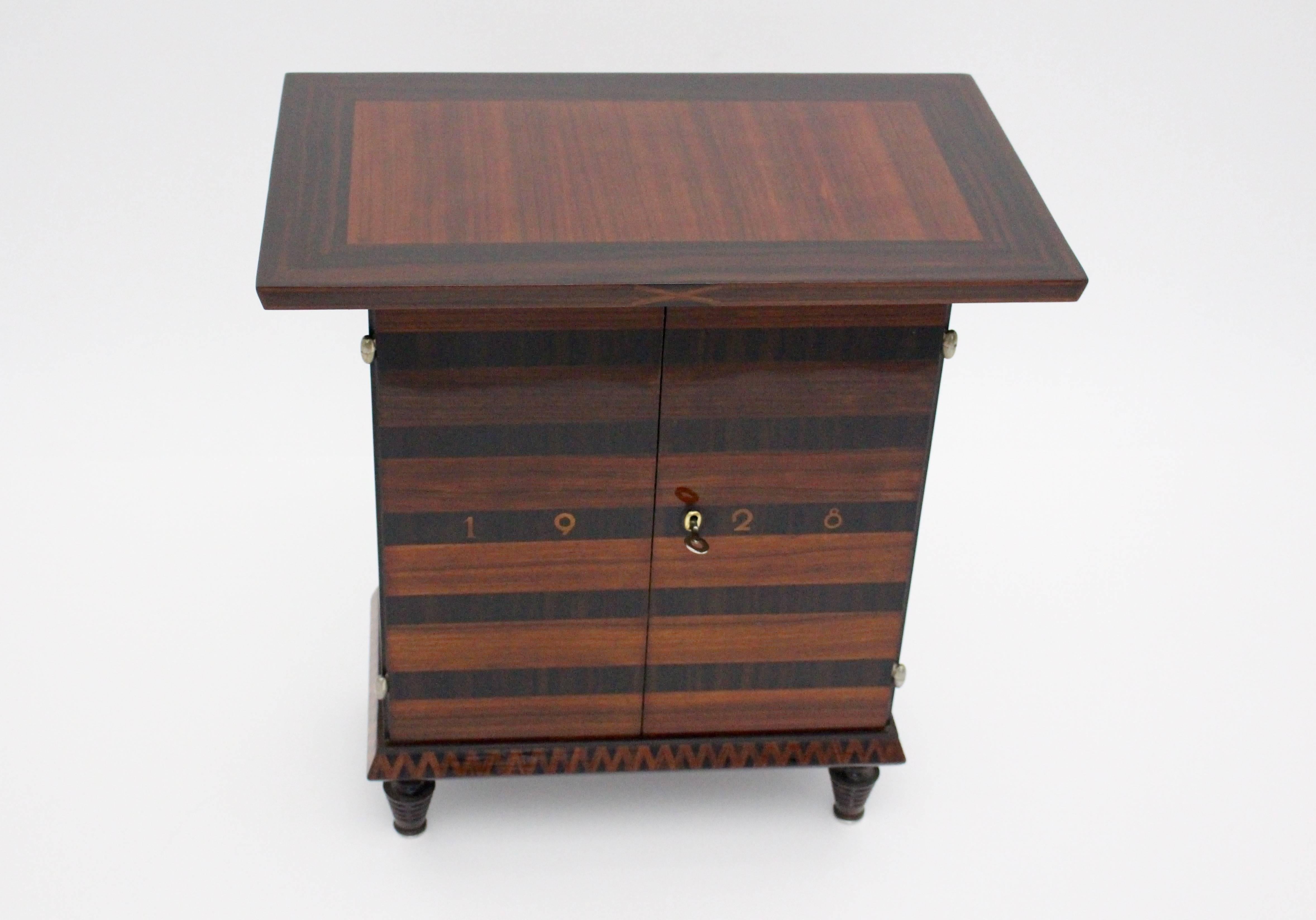 Art Deco vintage side table or casket from rosewood and beech, 1928, Austria.
This unique casket shows veneers and inlays with rosewood and beechwood and features beautiful inlays and ornaments with 4 curved bobbin feet.
A stunning side table with