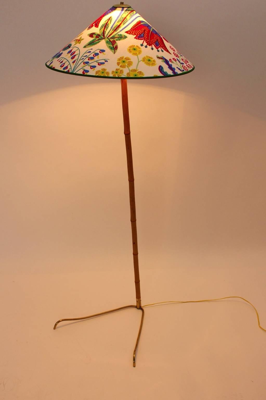 Lampadaire vintage Mid Century Modern avec détails en laiton et tige en bambou. Ce magnifique lampadaire a été conçu par J.T. Kalmar, Vienne dans les années 1950. La lampe est soigneusement nettoyée, le câble d'alimentation principal est refait et