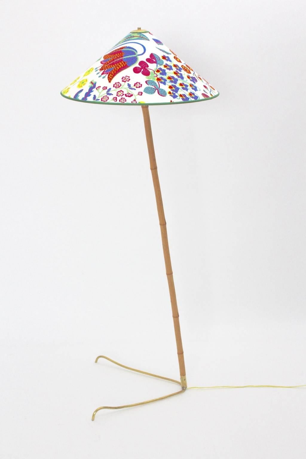 Mid-Century moderno Lampada da terra Kalmar vintage in ottone e bambù del Medio Secolo Moderno Josef Frank Tessuto in vendita