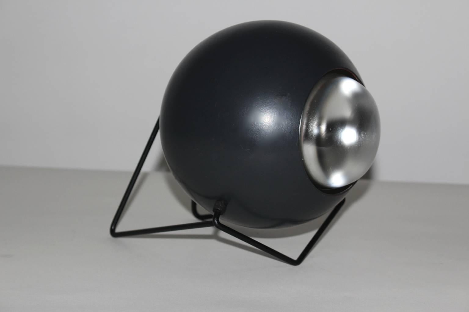 Mid century modern vintage black table lamp circular -  wie mit einem Haarnadel-Metalldrahtsockel von Harry Gitlin für Stamford Lighting 1950er Jahre USA.
Eine tolle Tischleuchte in einer neutralen Farbe schwarz mit einer verstellbaren Kugellampe