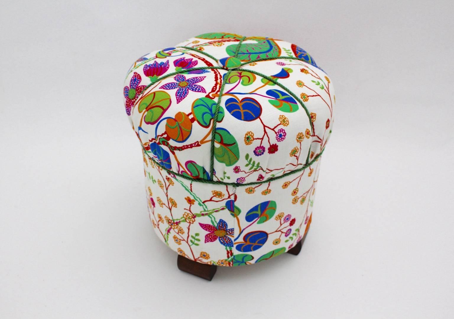 This presented Austrian Art Deco stool or tabouret is reupholstered and covered with original Josef Frank fabric.

The cords are green and the feet are made of beechwood.

A sunbeam for your home!