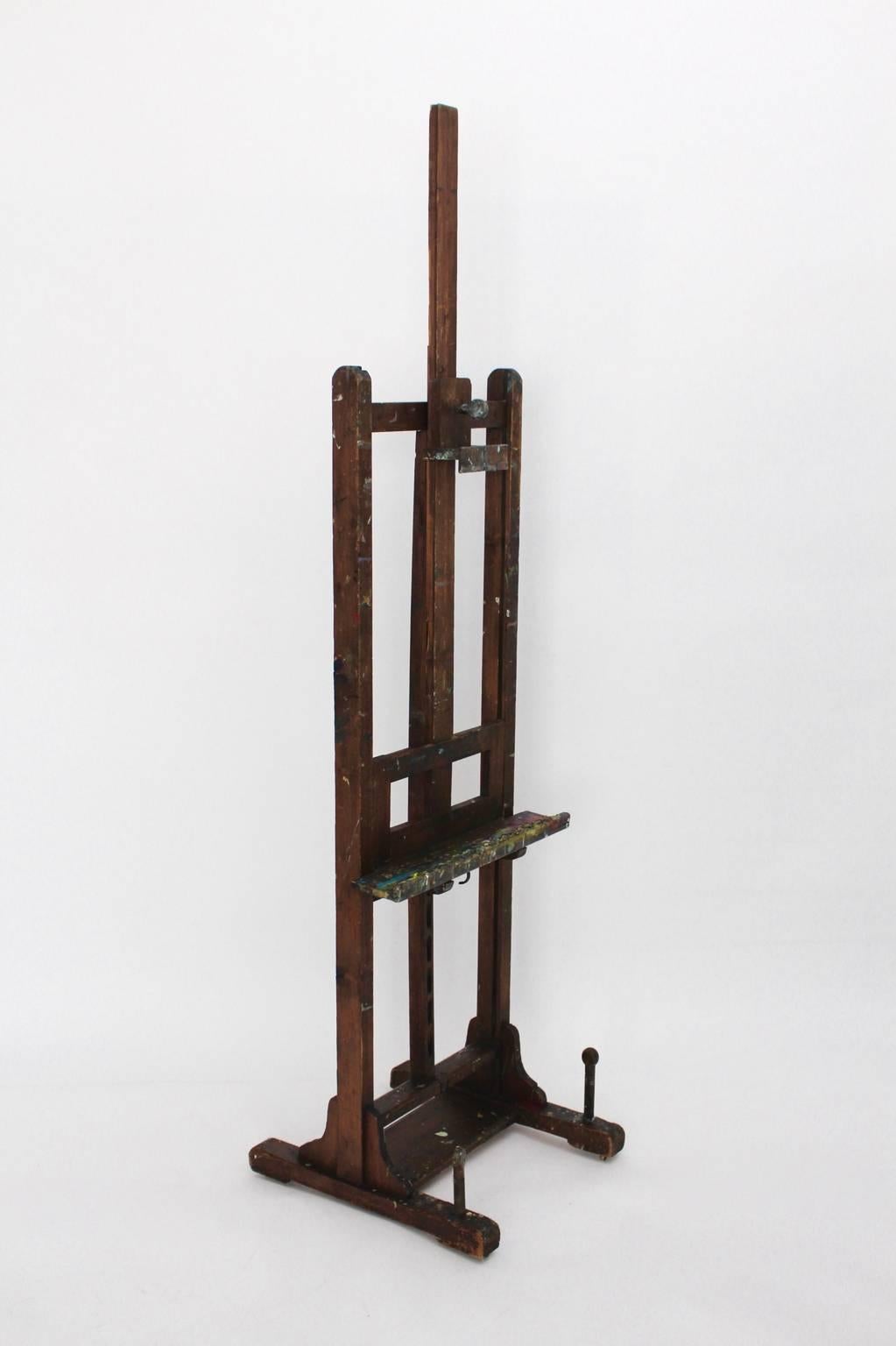 Very decorative Spence wood studio easel from a French painter with good patina and great color rests.

Up and down adjustable from 61.81 in to 98.43 in, four brass wheels.
Good useful condition.

Measures: Width 22.44 in (57cm).
Depth 21.65