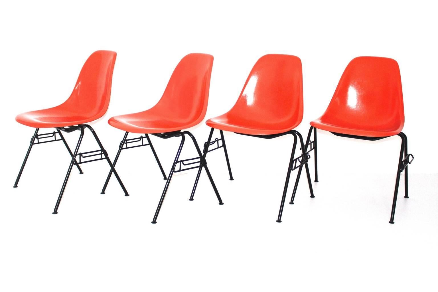 Modernes orangefarbenes Original-Set von 4 Esszimmerstühlen von Charles und Ray Eames aus den 1950er Jahren.
Der Esszimmerstuhl trägt die Modellbezeichnung DSS - N, wurde von Ray und Charles Eames in den 1950er Jahren entworfen und von Hermann
