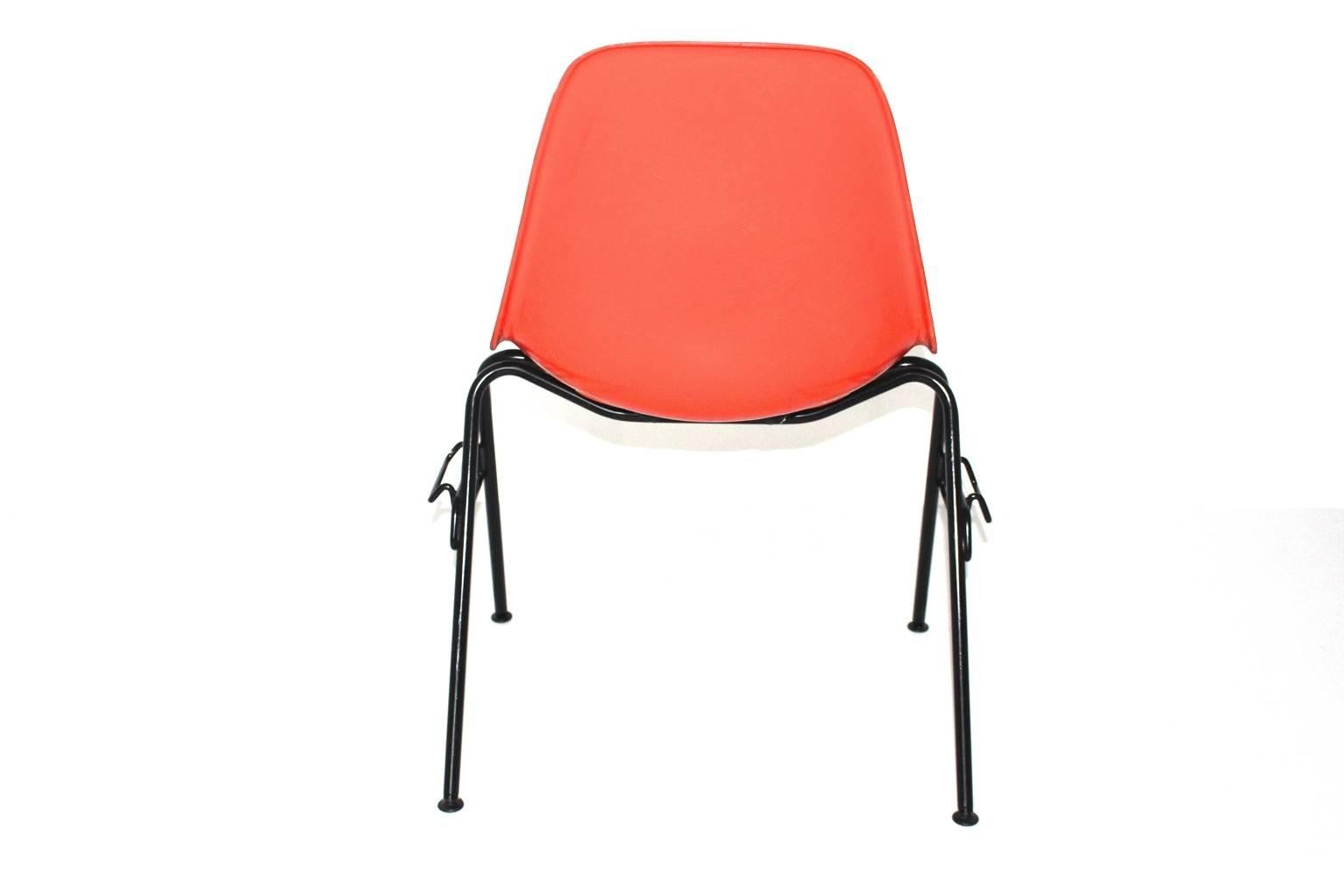 Mid Century Modern Orange Vintage Esszimmerstühle Charles Ray Eames Stühle 1950er  (Mitte des 20. Jahrhunderts) im Angebot