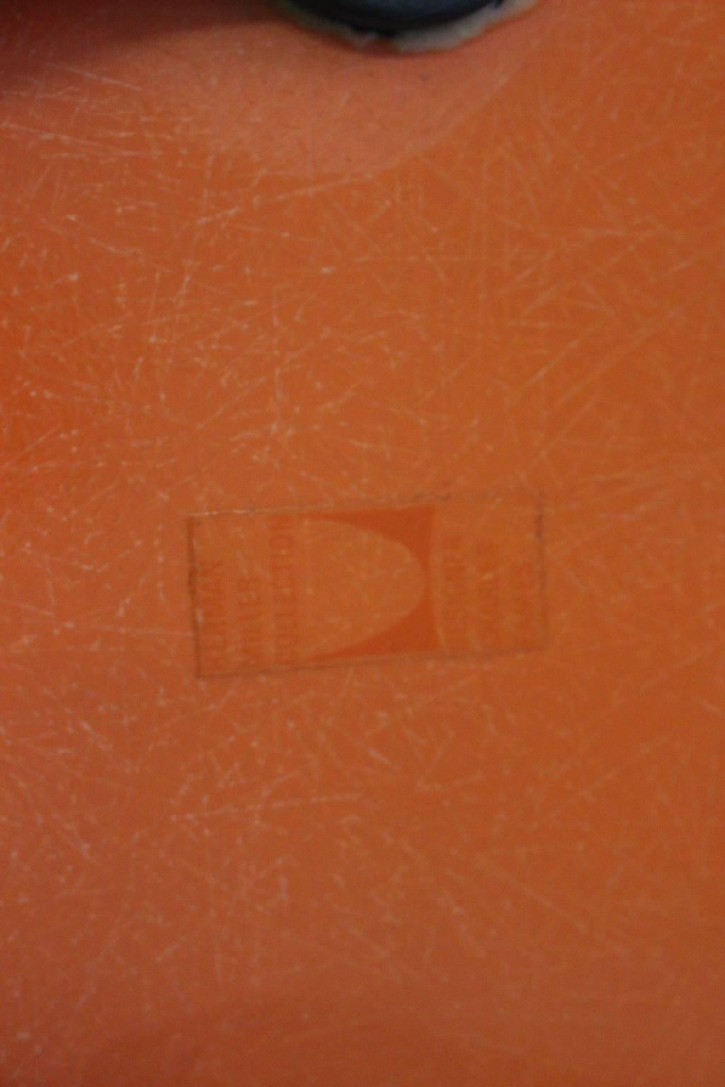 Mid Century Modern Naranja Vintage Sillas de comedor Charles Ray Eames Sillas años 50 en venta 2