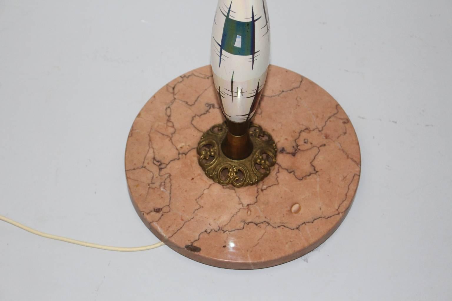 Moderne Mid-Century-Stehlampe aus Marmor und Porzellan, Italien (Handbemalt) im Angebot