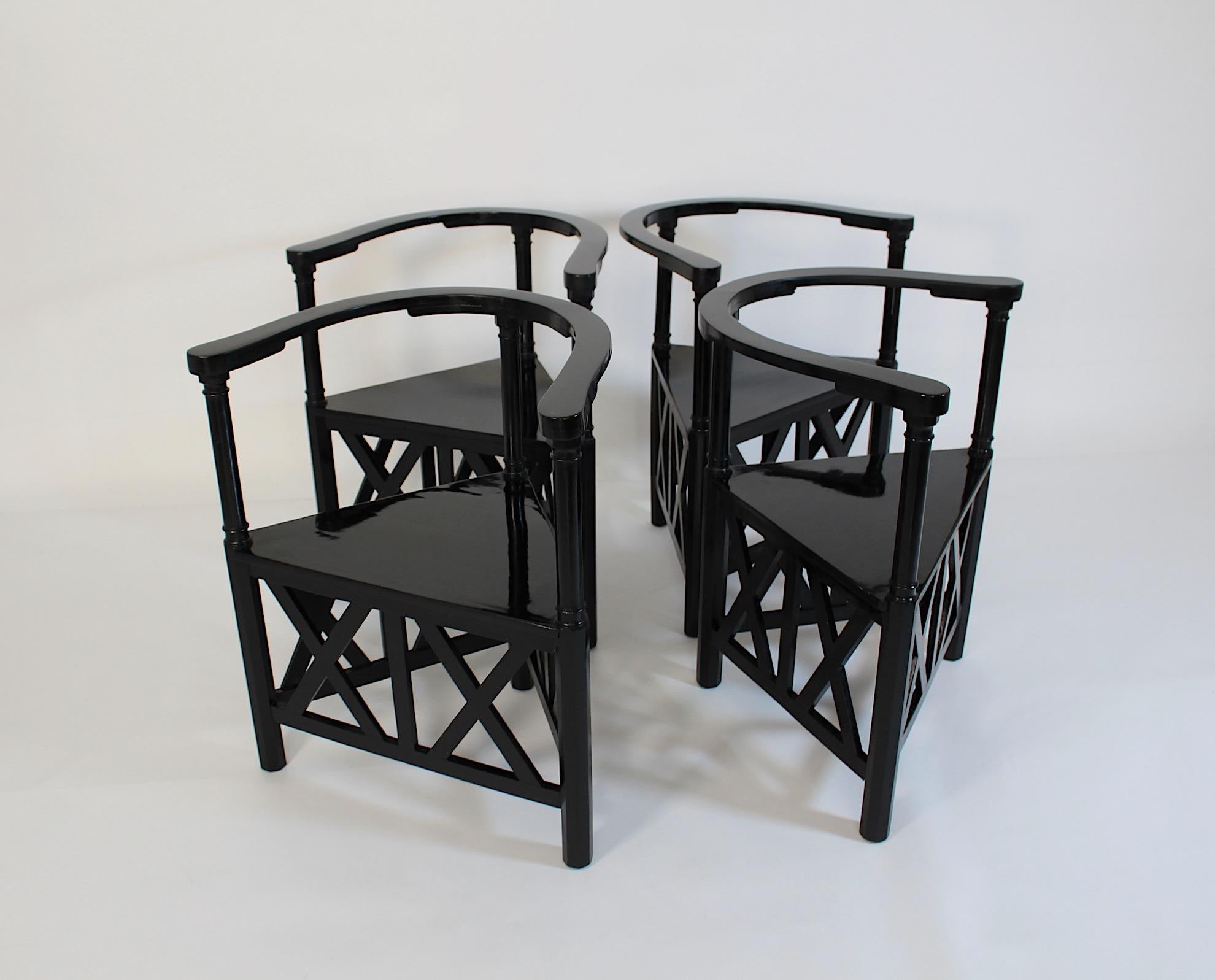 Secessionistischer Jugendstil Vier ( 4 ) Sessel oder Ecksessel entworfen von Josef Hoffmann um 1899, Wien.
Ein wunderbarer und sehr seltener Satz von vier ( 4 ) hervorragenden Sesseln oder Eckstühlen in Dreiecksform aus schwarz gebeizter Buche,