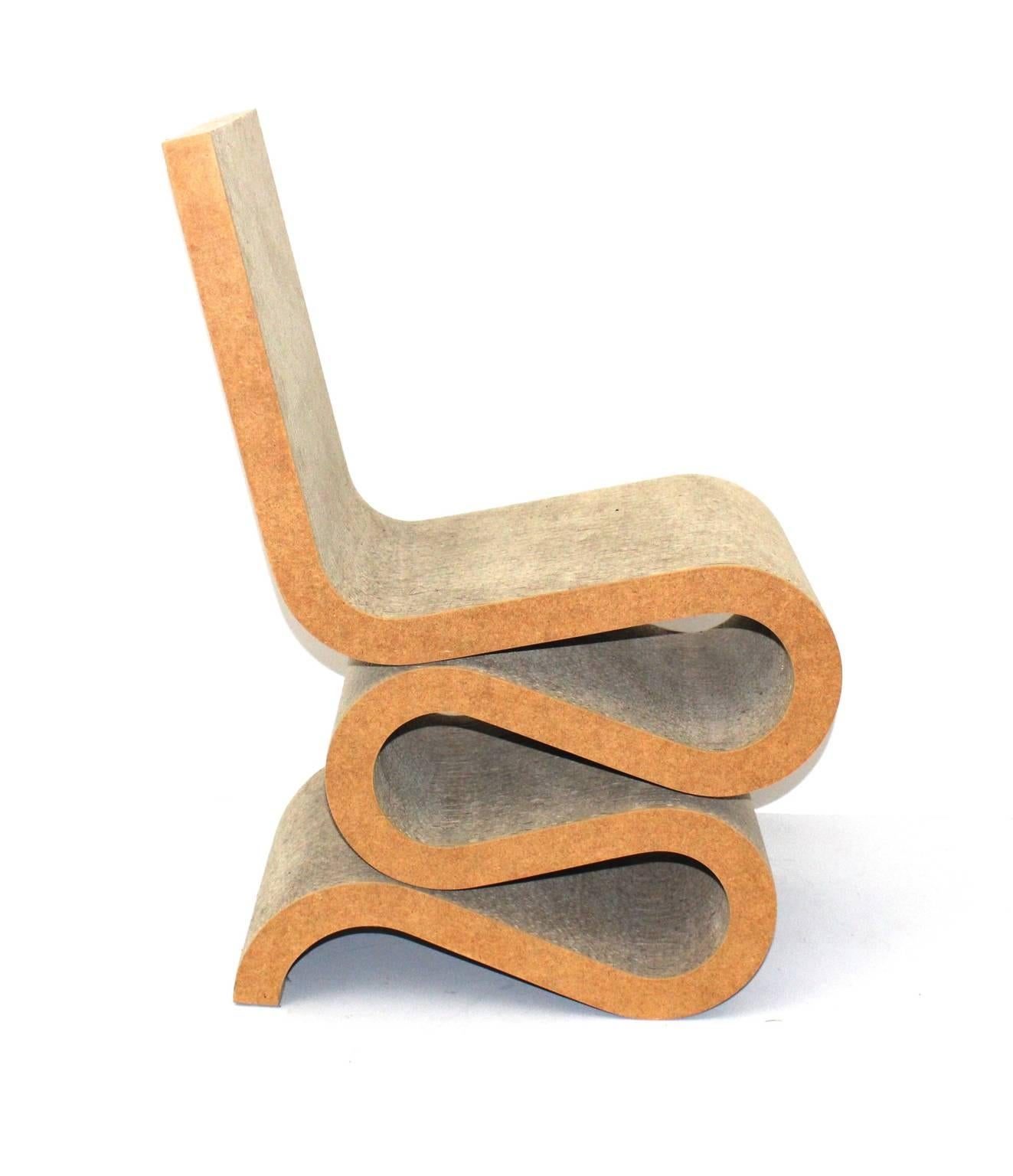 A mid century modern vintage cardboard wiggle chair, which is a great design side chair by Frank O. Gehry, 1972 for Jack Brogan, USA 1972-1973.
Reissued by Vitra from 1992 as Wiggle side chair.
The vintage Wiggle Side Chair features a laminated and