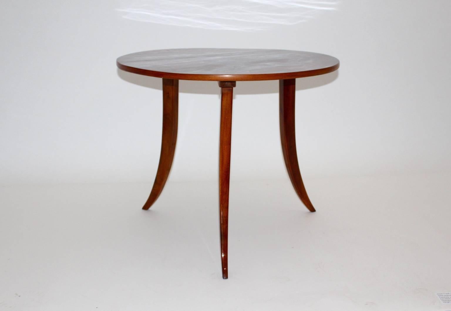 Table basse ou table d'appoint Art Déco avec des pieds en noyer massif et un plateau en placage de noyer avec un magnifique grain de bois
Josef Frank est synonyme de design sans effort et intemporel.
La célèbre philosophie de Josef Frank, qui