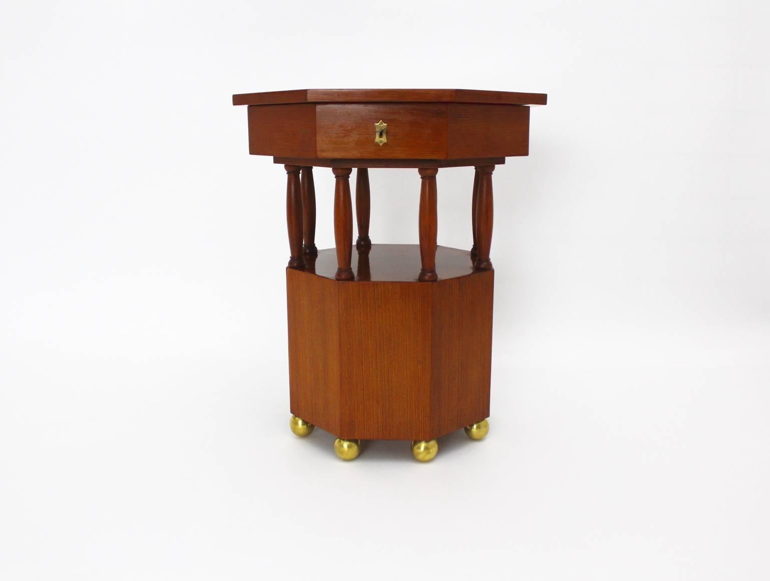 Art Deco vintage side table or vitrine from solid ash and veneer which features octagonal shape.
Also lockable with the original key, topped with facet cut-glass.
The lock and the fittings were made of brass.
Additionally the eight wooden feet are