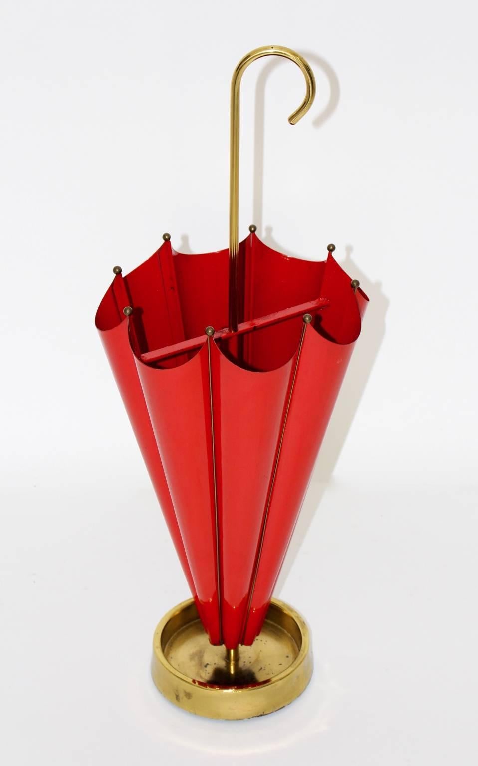 Charming umbrella stand from the 1950s, Italy, shaped like an umbrella, Mid-Century Modern.

The body is made of sheet metal red lacquered with a brassed cast iron foot.
Carefully cleaned.
Very good condition with minor signs of age and use.