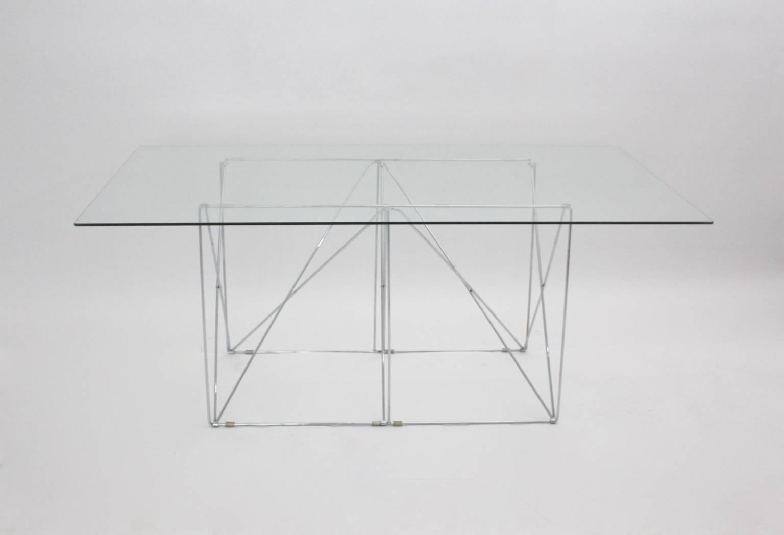 Mid Century Modern Vintage Esstisch, der eine fantastische faltbare verchromte Metallkonstruktion mit einer klaren Glasplatte (Dicke 0,32 in = 0,8 cm) ist.
Dieser minimalistische Schreibtisch oder Esstisch wurde von Max Sauze um 1970