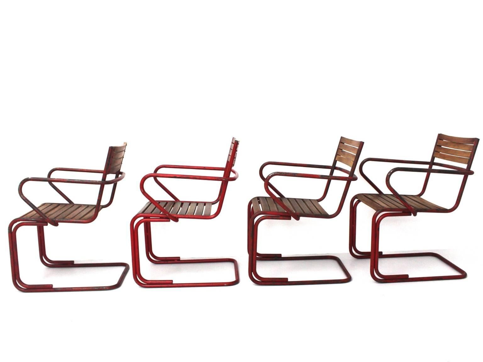 Mid century modern vintage set of five garden chairs for indoor and outdoor designed attributed to the famed architects Max Fellerer and Eugen Wörle circa 1948, Austria.

Four red colored and one green colored tabular steel chairs with original