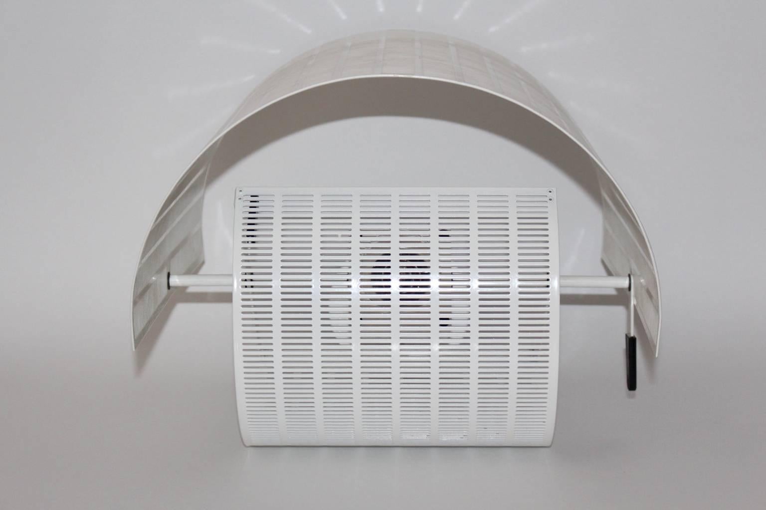 Applique o applique postmoderna in metallo bianco vintage modello Shogun di Mario Botta  e realizzato da Artemide, Milano, Italia.
A  splendida applique o lampada da parete in metallo traforato e smaltato bianco con paralume regolabile a forma di