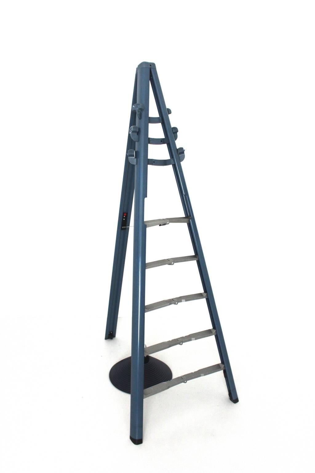 Moderner blauer Dilemma Vintage Garderobenständer mit Leiterständer, Giancarlo Piretti 1984 im Zustand „Gut“ im Angebot in Vienna, AT