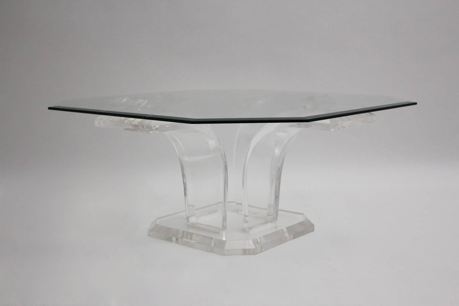 Mid-Century Modern Table basse ou table de canapé en verre transparent en lucite mi-siècle moderne, vers 1970 en vente