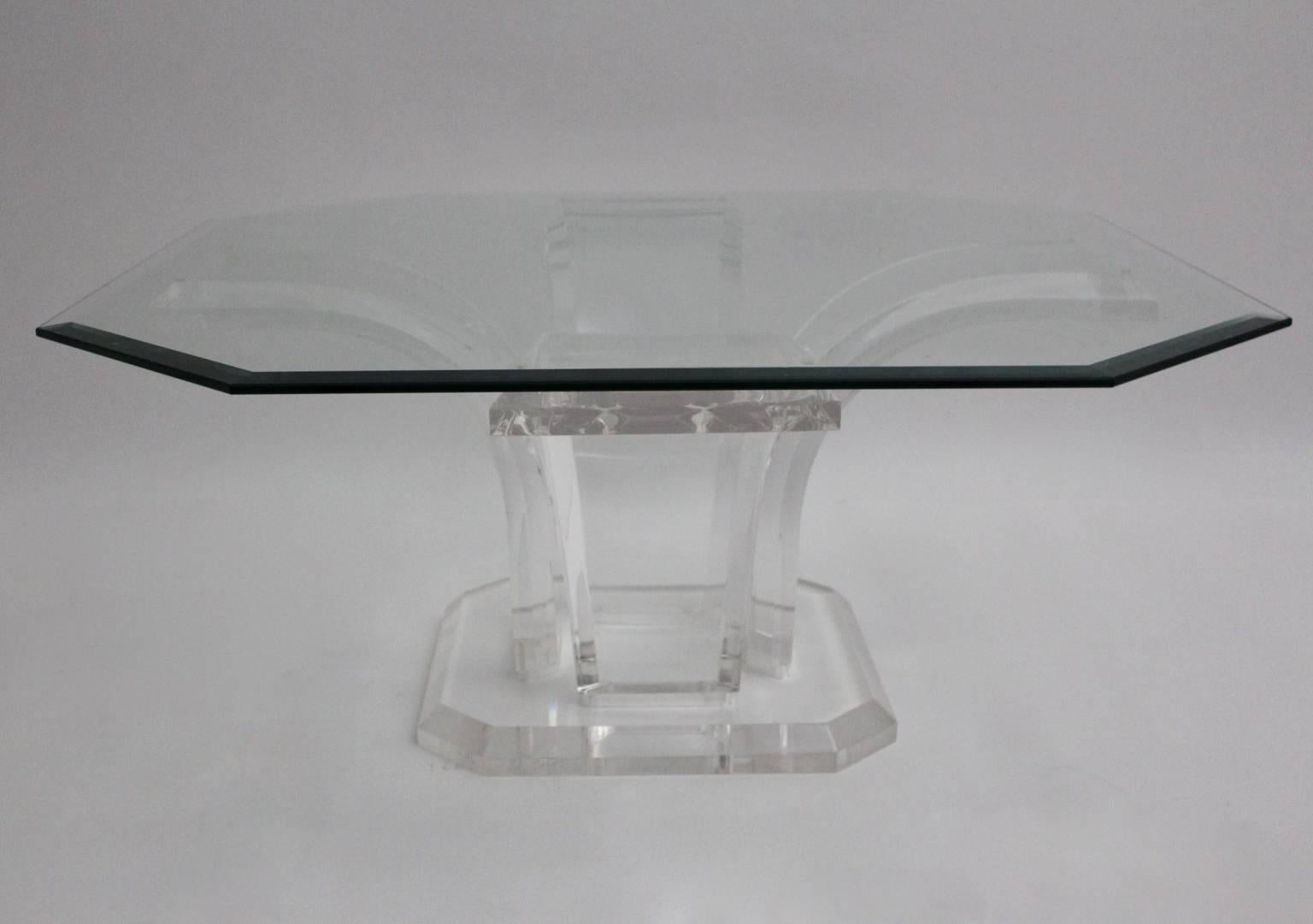 Lucite Table basse ou table de canapé en verre transparent en lucite mi-siècle moderne, vers 1970 en vente