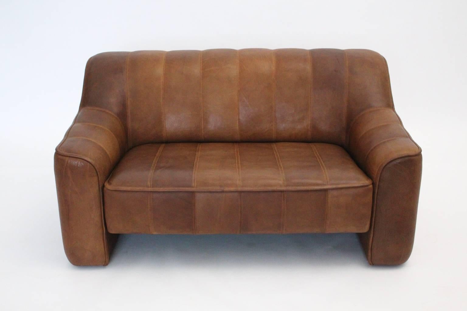 De Sede mid century modern vintage cognac leather sofa, which shows an extendable seat (3.94 in-10cm.)
De Sede sofa from wood and metal frame covered with beautiful warm tone cognac thick leather .
Very good vintage condition with wonderful leather